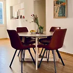 Bright & Sunny Two Bedroom Apartment